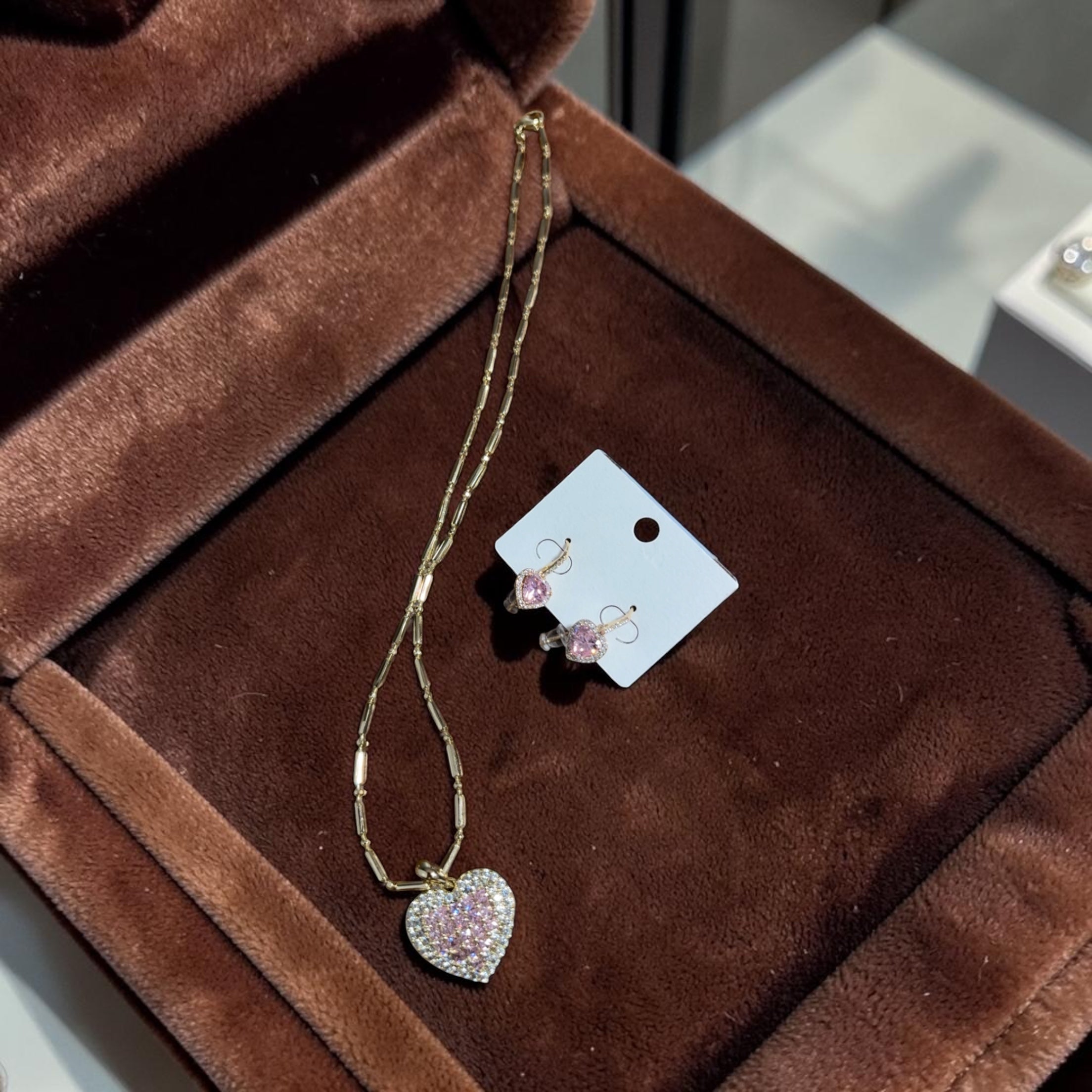 Set Dulce Encanto - Collar y Aretes Corazón Rosa- Oro laminado✨